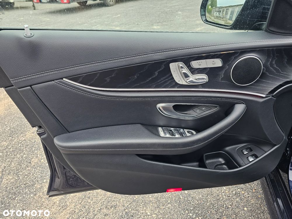 Mercedes-Benz Klasa E 220 d 4Matic 9G-TRONIC AMG Line - 28