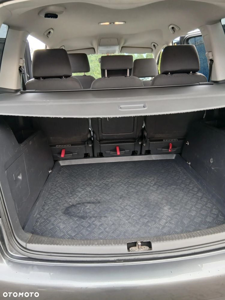 Volkswagen Touran 1.6 Conceptline - 12