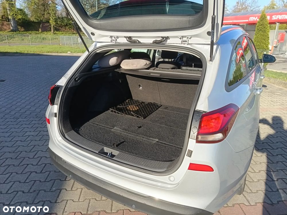 Hyundai i30 1.5 DPI Classic + - 17