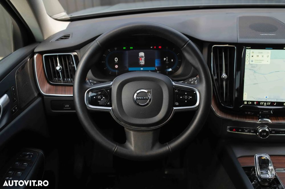 Volvo XC 60 B4 MHEV AT AWD Plus Dark - 12