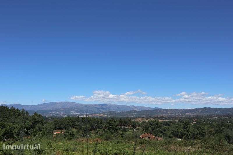 Quinta de 3,6 hectares com ruínas e terreno urbano em Alcaide