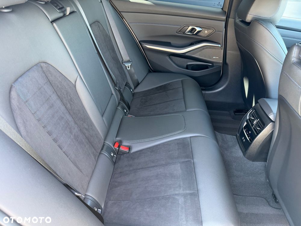BMW Seria 3 320d xDrive M Sport Shadow - 30