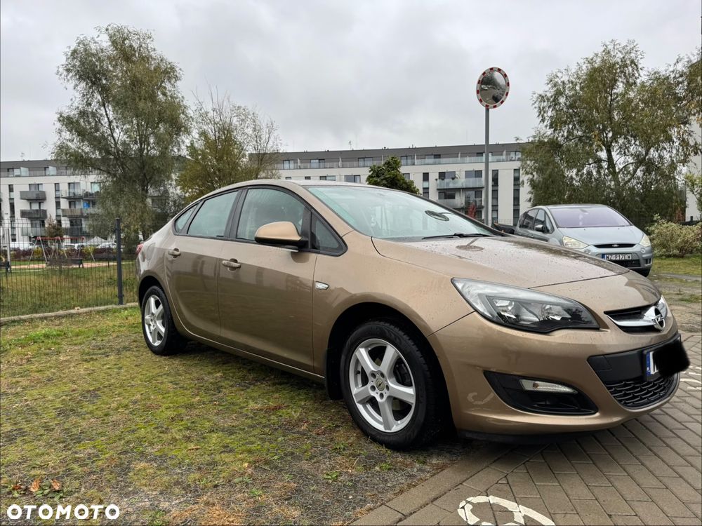 Opel Astra 2013 photo 3