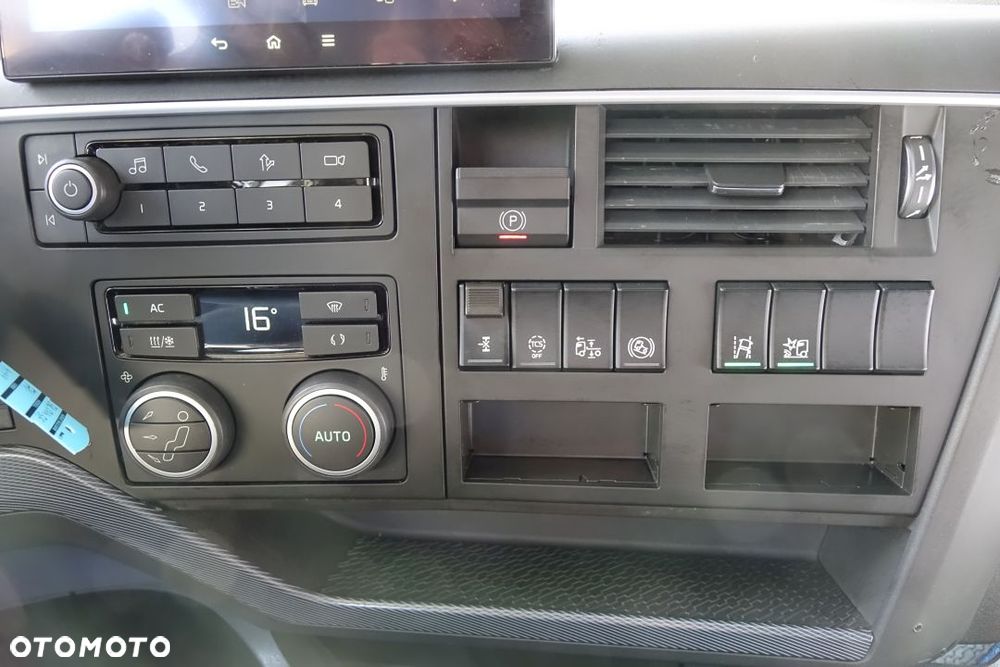 Volvo FH 500 GLOBETROTTER XL / I-SAVE / STANDARD / AUTOMAT / EURO 6 / KLIMATYZACJA POSTOJOWA / LODÓWKA / LED / NAVI / 2 ZBIORNIKI - 32