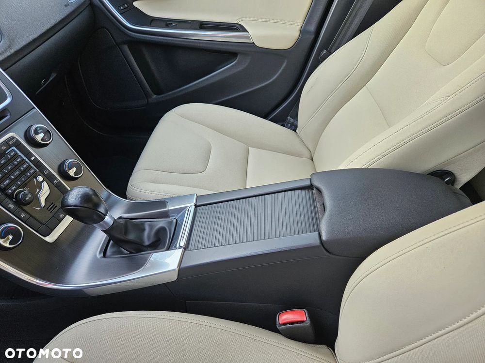 Volvo V60 D4 Momentum - 17