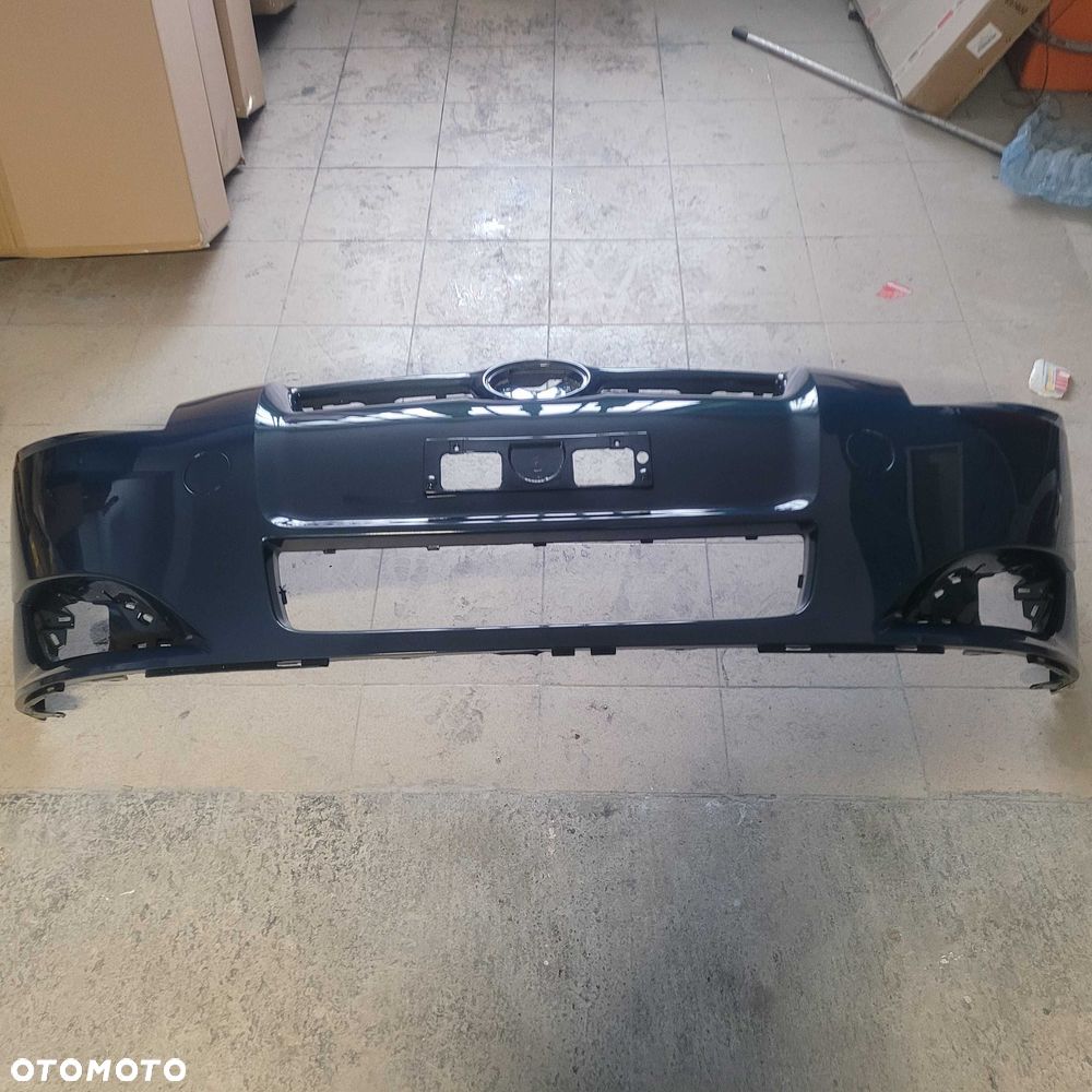 Auris 07-10 zderzak kolor 8t8