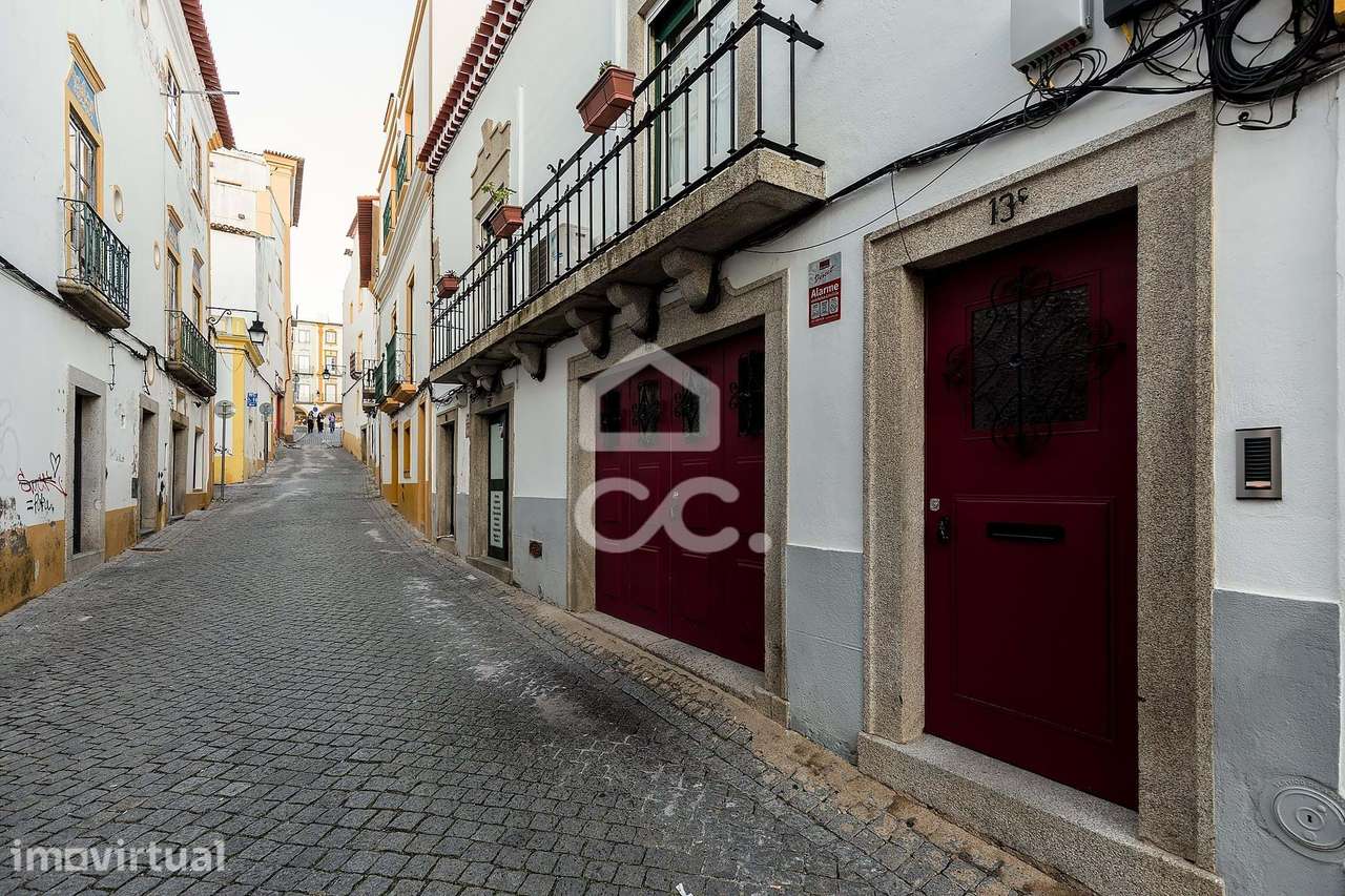 Duas Moradias: Uma T4 e um T3 | Centro Histórico de Évora - Grande imagem: 2/53