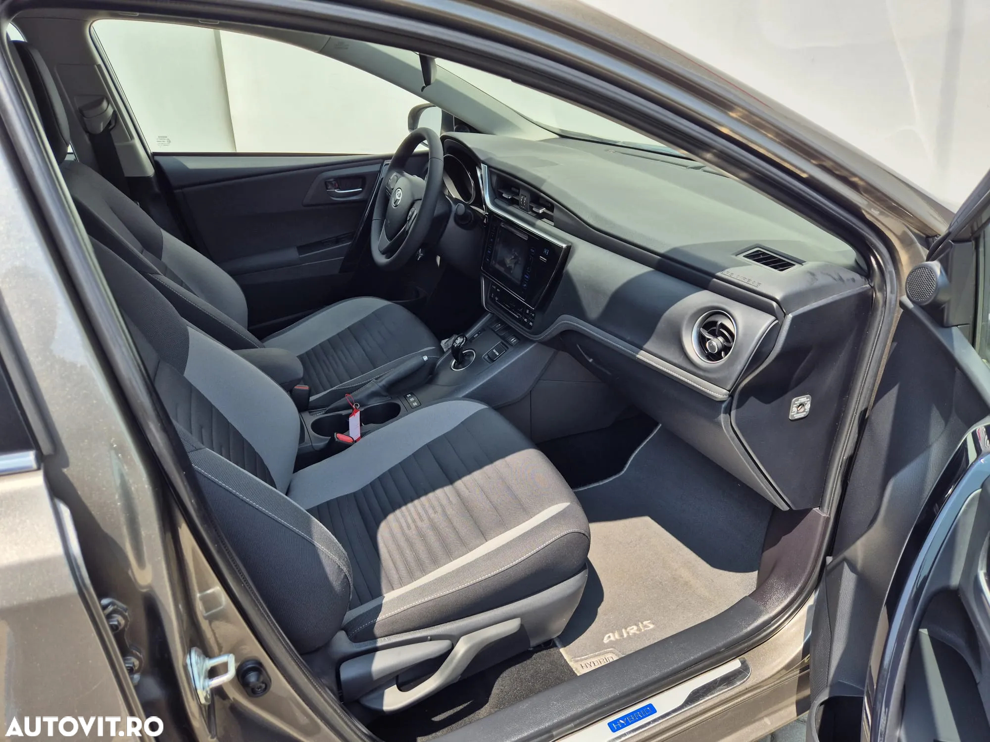 Toyota Auris 1.8 L VVT-i HSD Sol - 8