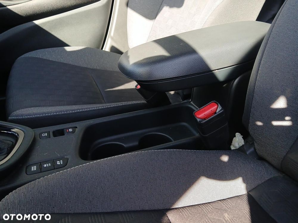 Toyota Yaris Hybrid 1.5 Style - 36