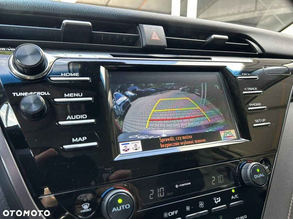 Toyota Camry 2.5 Hybrid Comfort CVT - 24