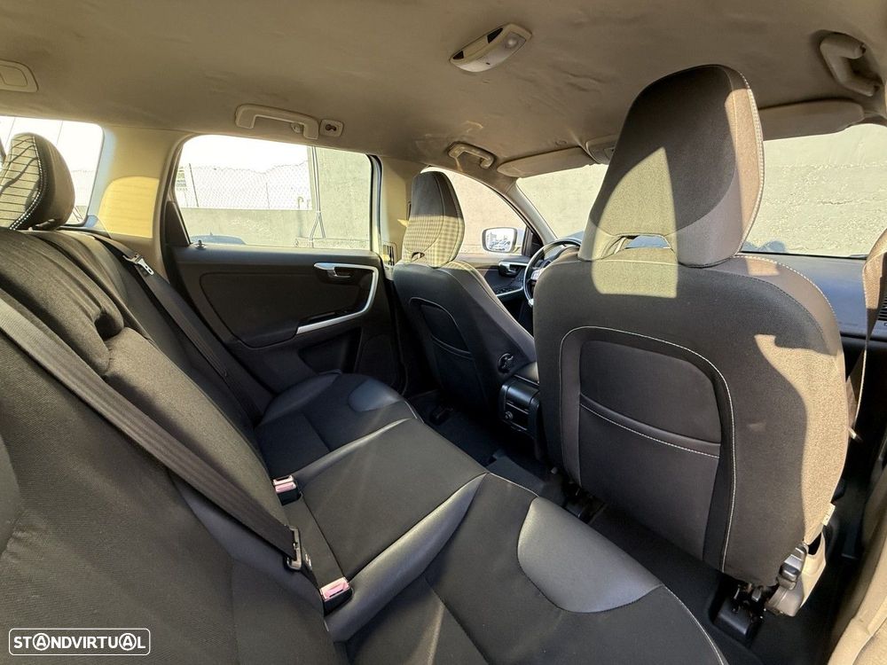 Volvo XC 60 2.4 D Drive Momentum - 8