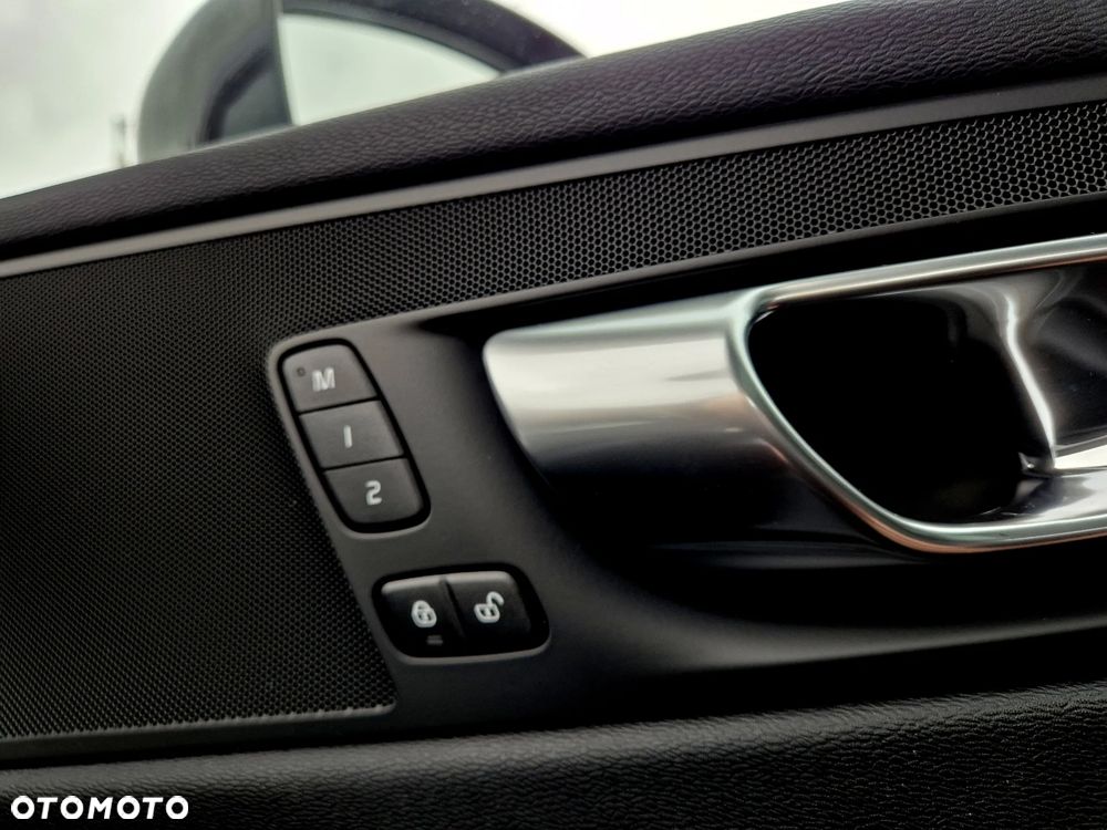 Volvo XC 60 T6 Plug-In Hybrid AWD Plus Black Edition - 21
