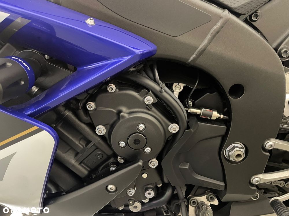 Yamaha R1 - 16