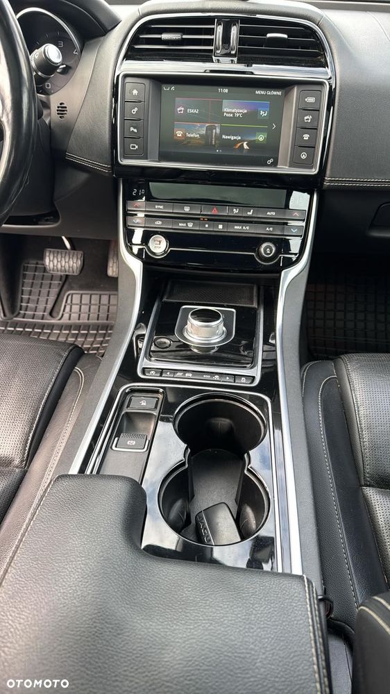 Jaguar XE 2.0 D R-Sport - 13