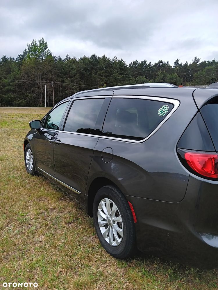 Chrysler Pacifica - 4
