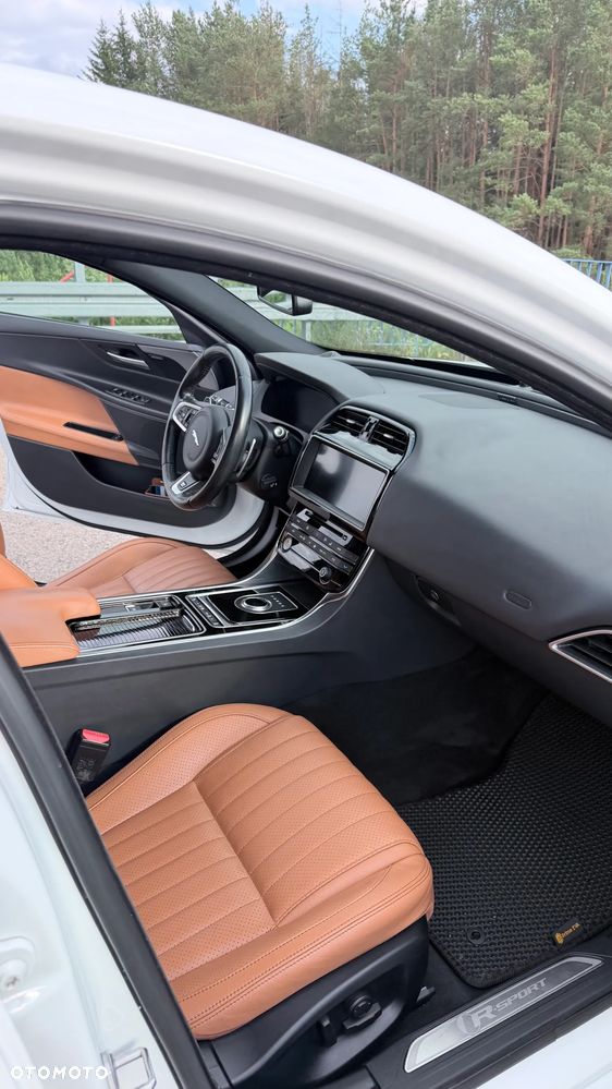 Jaguar XE 2.0 T R-Sport - 15