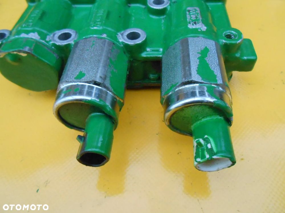 Blok hydrauliczny rewersu elektronicznego John Deere 6930 - 3