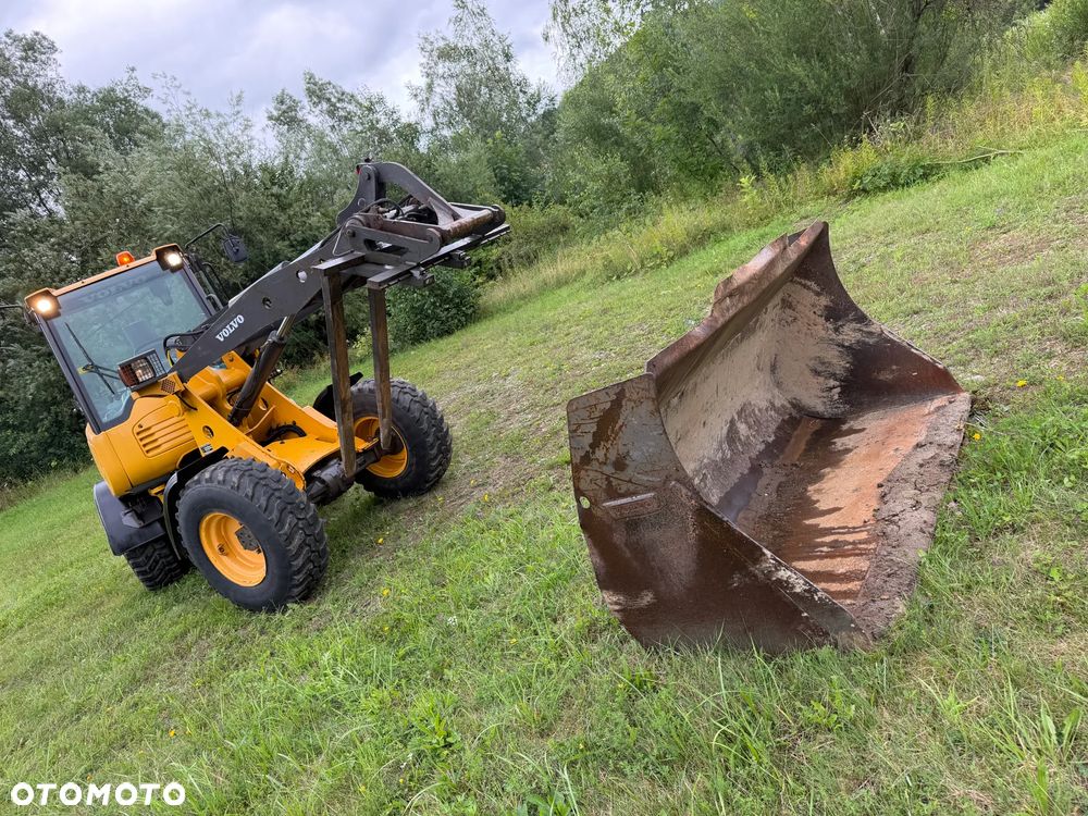 Volvo L25F Ładowarka Kołowa łamana 2015 rok. Jak Nowa! Oryginał łyżka i widły. Mocny silnik 4 cylindry. Zero luzów i wycieków. Aktualne Badania DEKRA BMWT. Wielka Okazja. Maszyna jak nowa z Salonu. 2600 mtg. Pochodzi z Norweskiego urzędu gminy. Dodatkowe linie Hydrauliczne. Szybka wolna Jazda Rewers Hydrostatic. Wersja Norwesk Mocne doświetlenie dodatkowe grzanie. kabina Ogrzewana wentylowana! Zmiana Osprzętu Hydrauliczna! pełne sterowanie z dżojstika! Opony jak Nowe. Podzespoły pomy suche, czytelne tabliczki! OKAZJA - 20