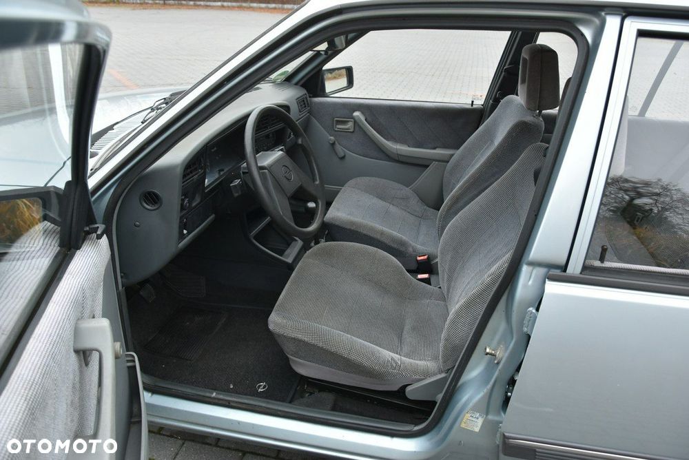 Opel Ascona 1.6 L - 13