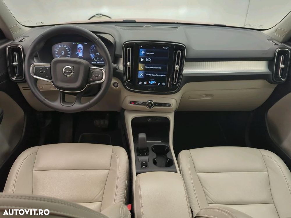 Volvo XC 40 B4 AT8 AWD Mild Hybrid Momentum Pro - 4