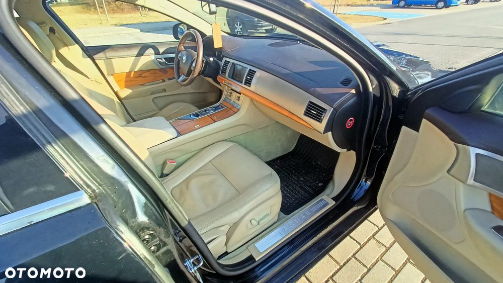Jaguar XF 2.7 V6 D Luxury - 17