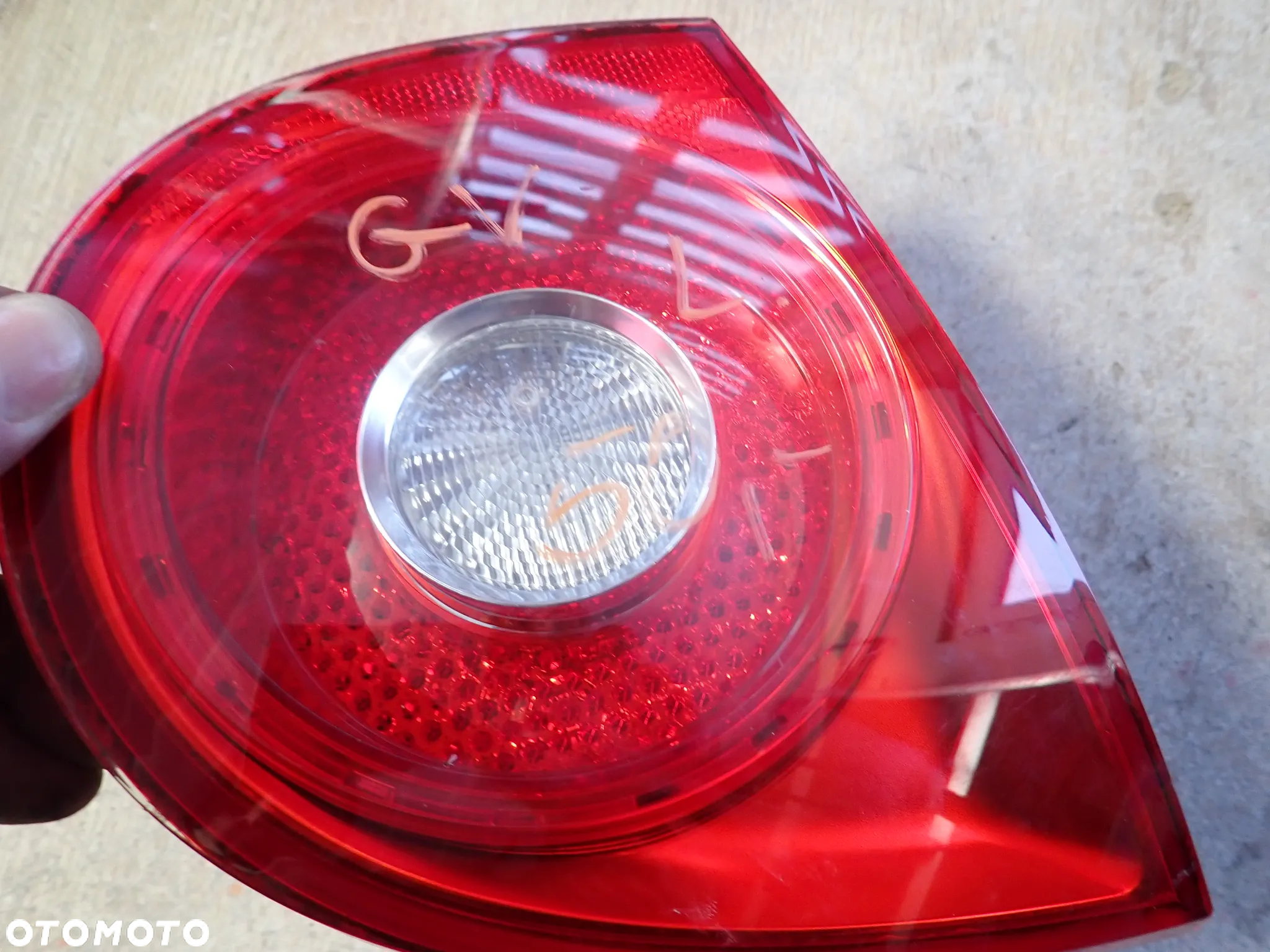 VOLKSWAGEN GOLF V LAMPA LEWY TYŁ W KLAPĘ 1K6945093F - 2