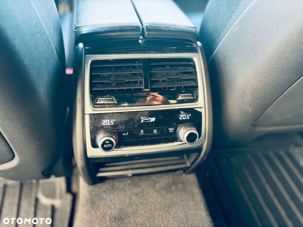 BMW Seria 7 740i - 12