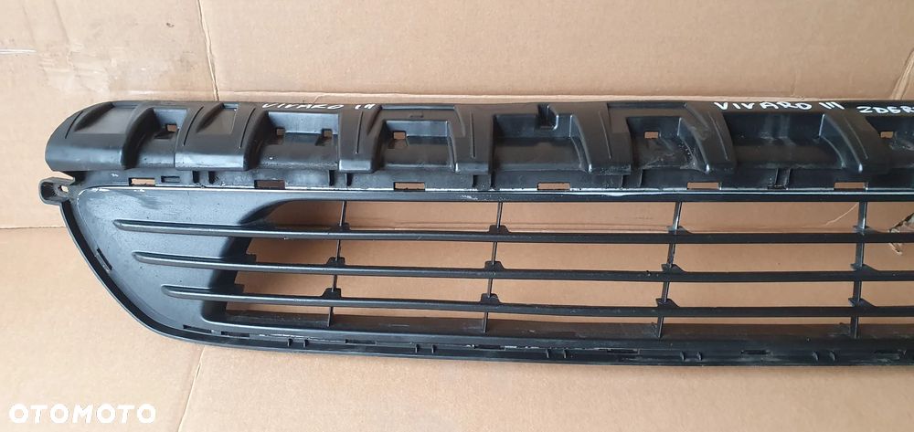 Kratka zderzaka środkowa przód Opel Vivaro B Trafic III 93868858 622543504R - 2