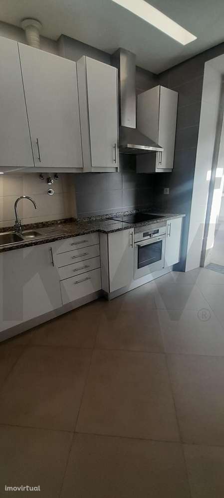 T2 Renovado C/ Varanda Centro Campo Ourique - Grande imagem: 2/15