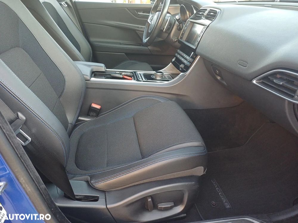 Jaguar XE 2.0 AWD R-Sport - 25