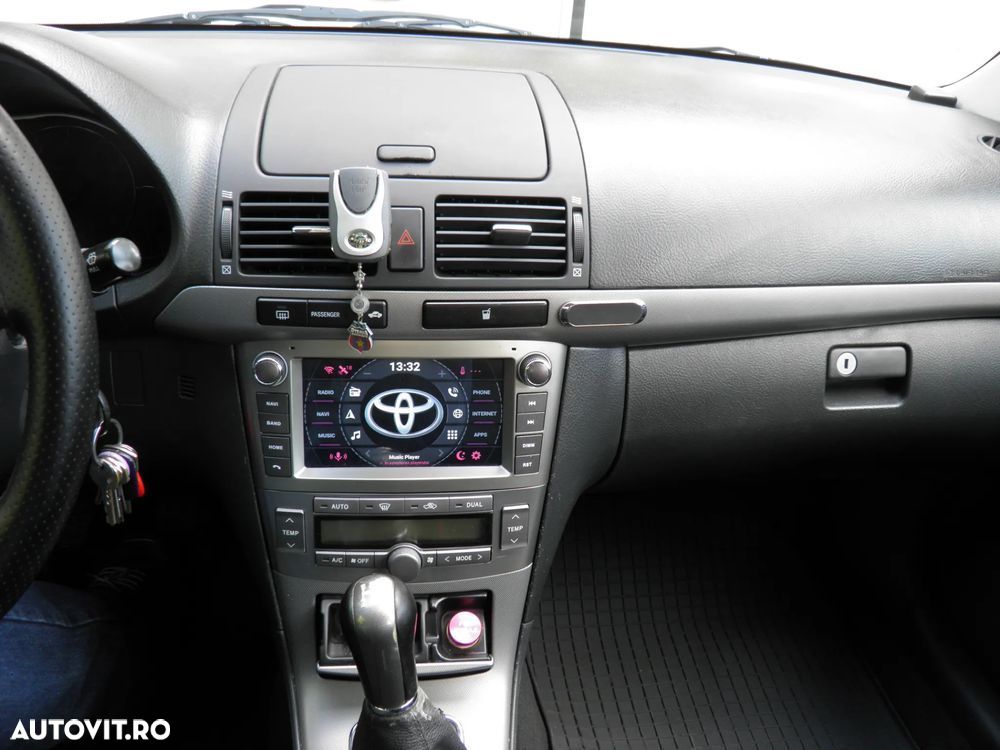 Toyota Avensis 1.6 Sedan Luna - 8