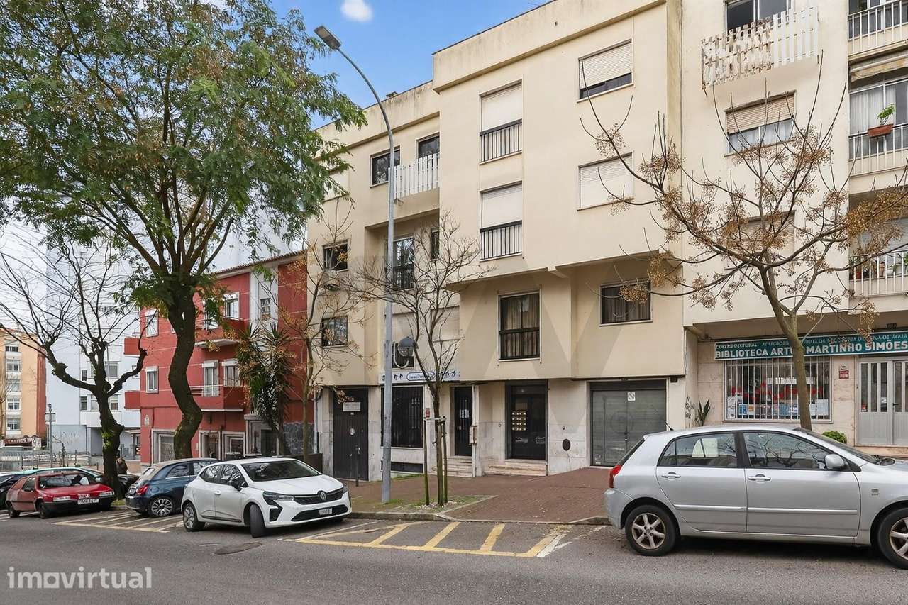 T2 junto à estação de Comboios da Amadora - Grande imagem: 2/22