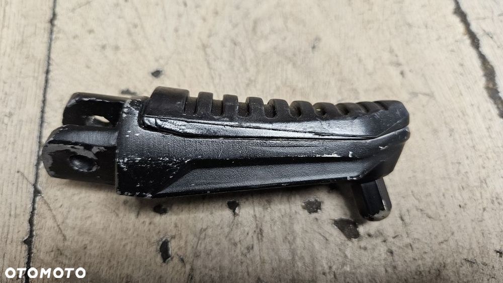 Podnóżek Suzuki GSX 1400 - 2