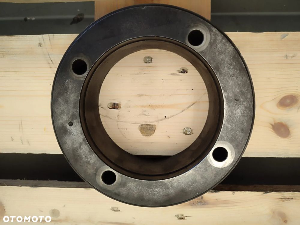 Koło pasowe R133879 wału korbowego silnika JOHN DEERE 6125HZ007 - 2