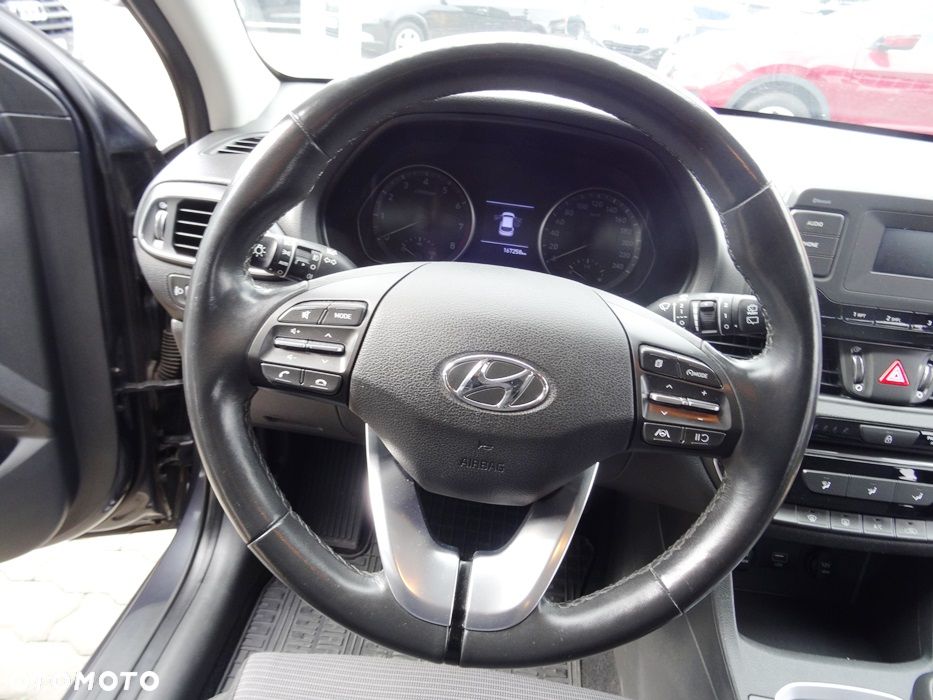 Hyundai i30 1.5 DPI Classic + - 21