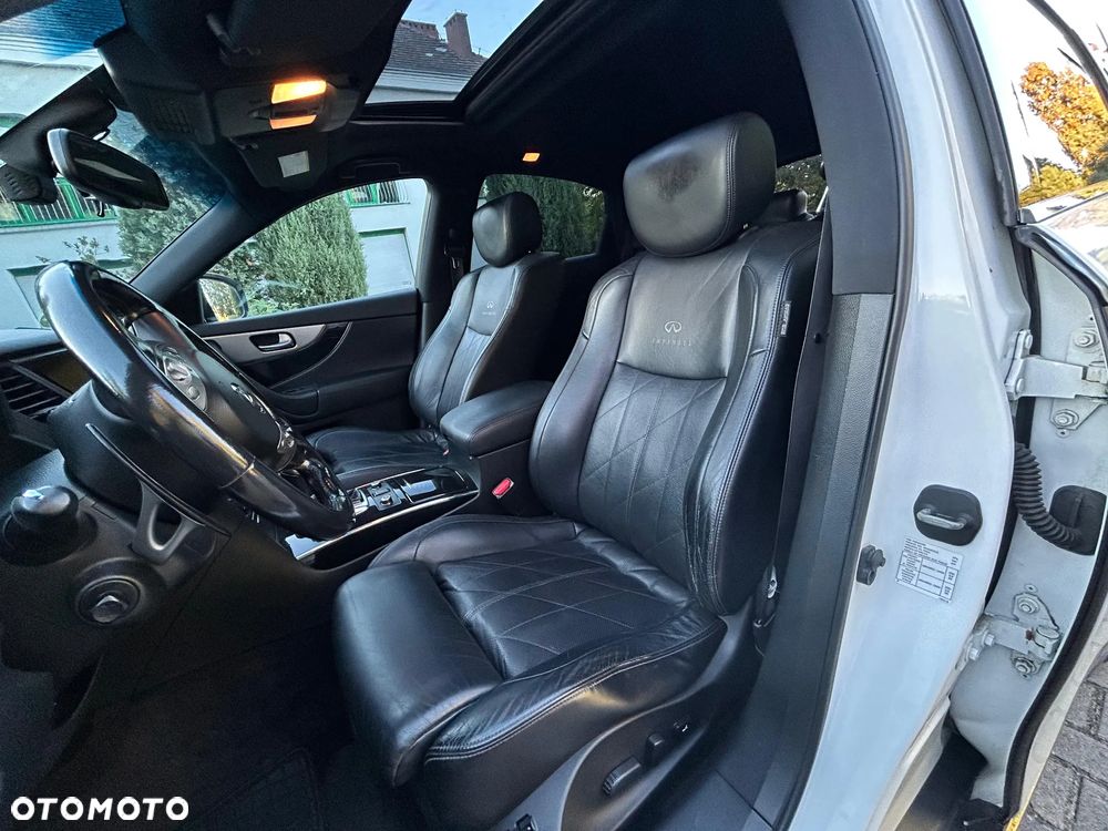 Infiniti FX FX30d Black & White Edition - 12