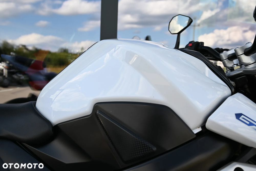 Suzuki GSR - 30