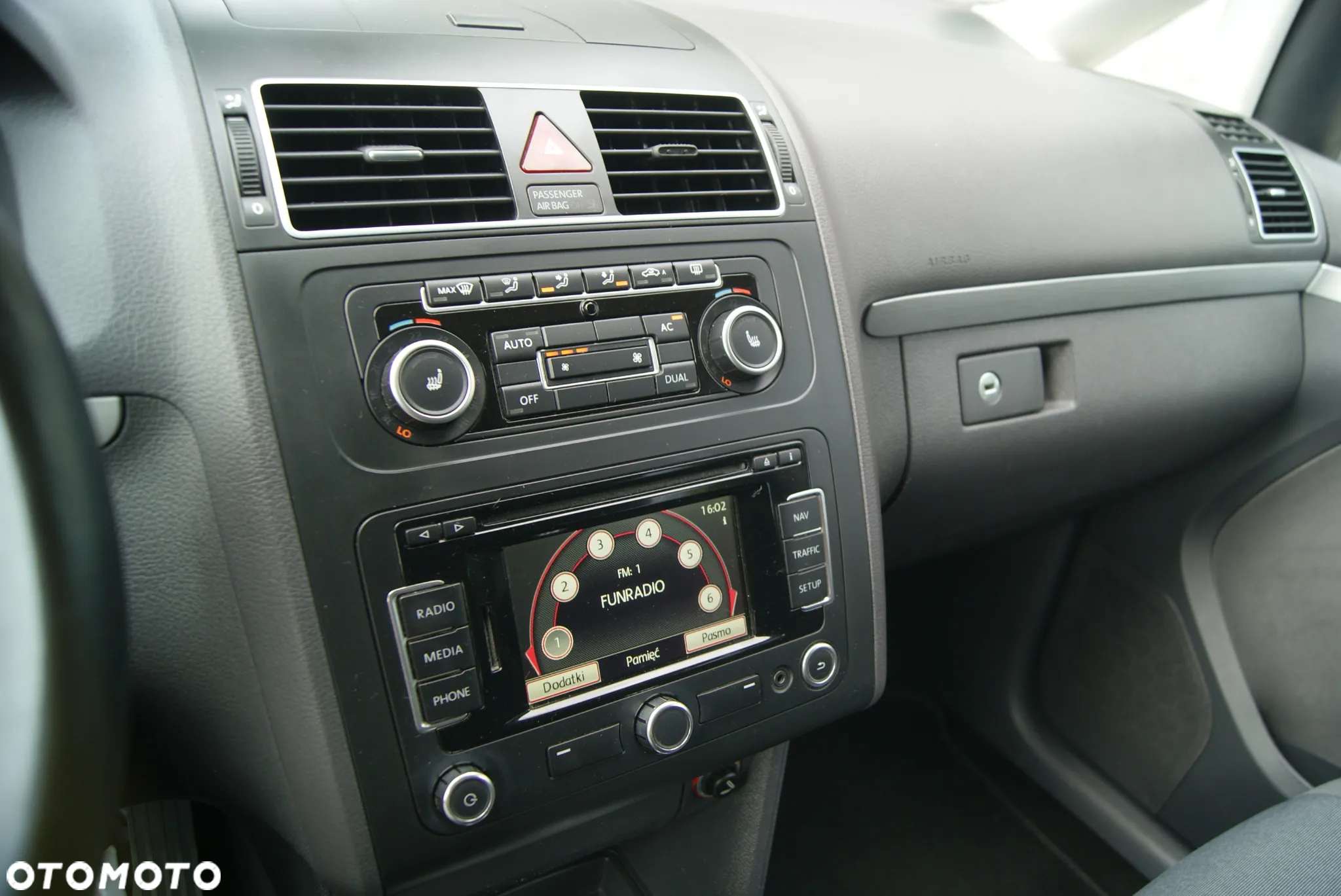 Volkswagen Touran 2.0 TDI DPF DSG STYLE - 16