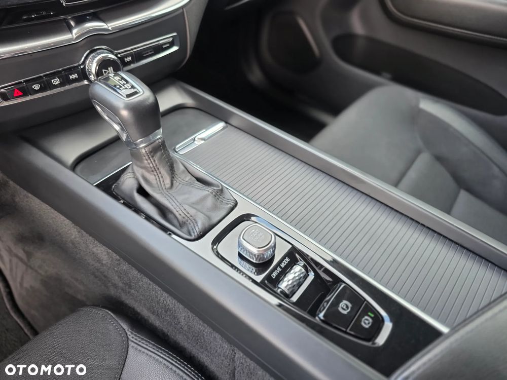 Volvo XC 60 T4 Momentum Pro - 35