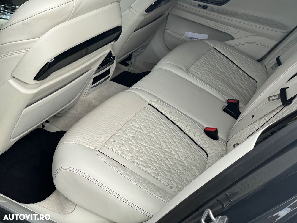 BMW Seria 7 745e - 26