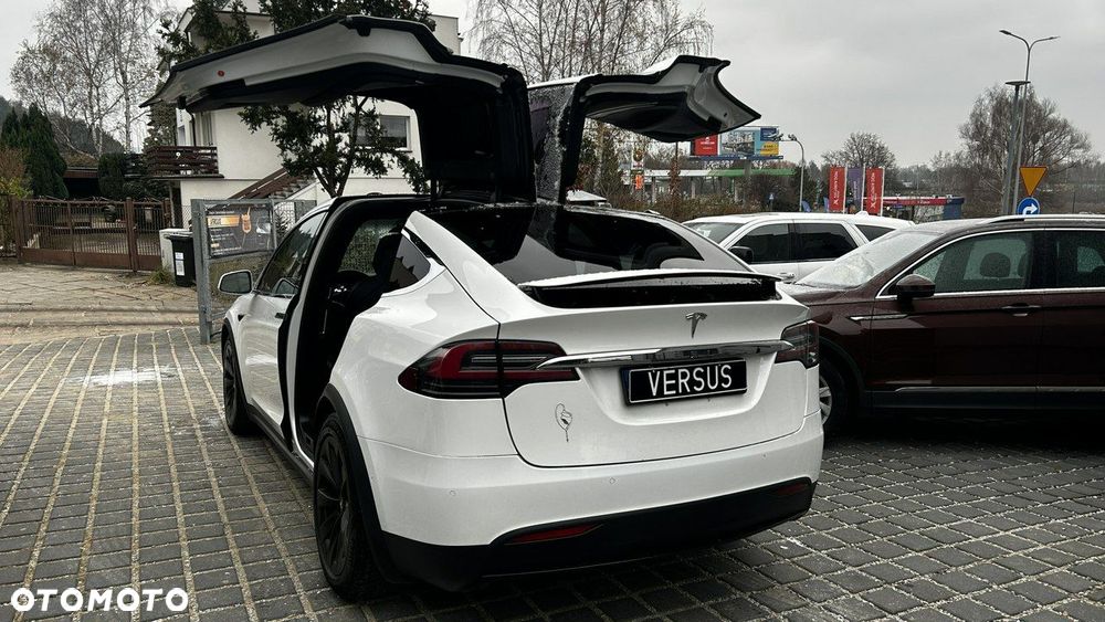 Tesla Model X - 23
