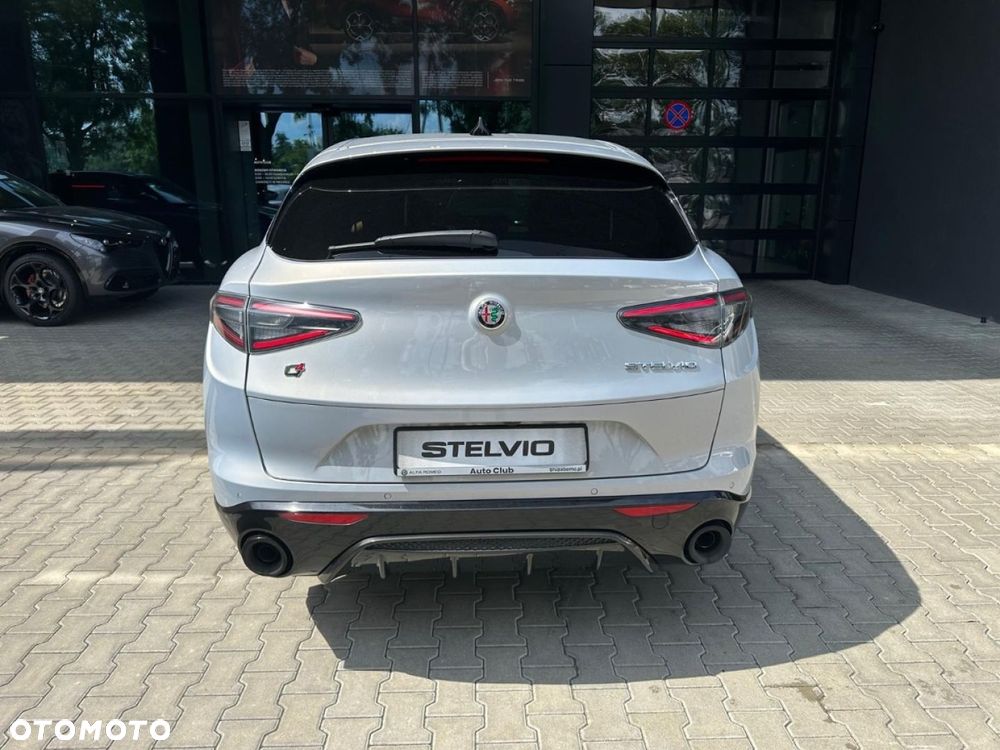 Alfa Romeo Stelvio - 8