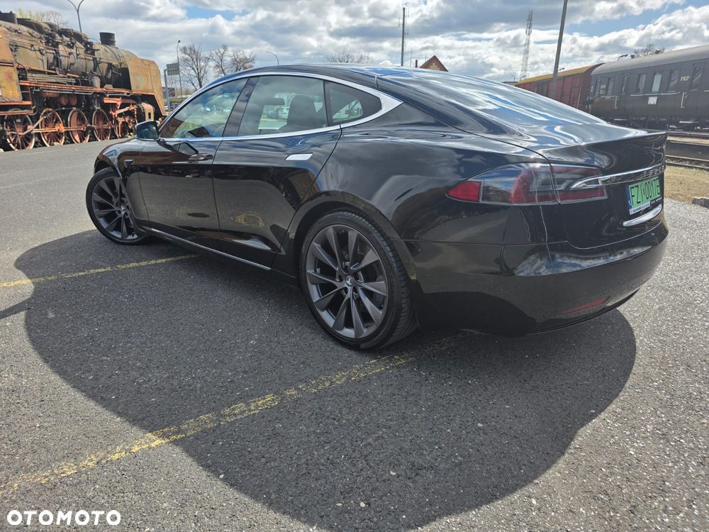 Tesla Model S - 5