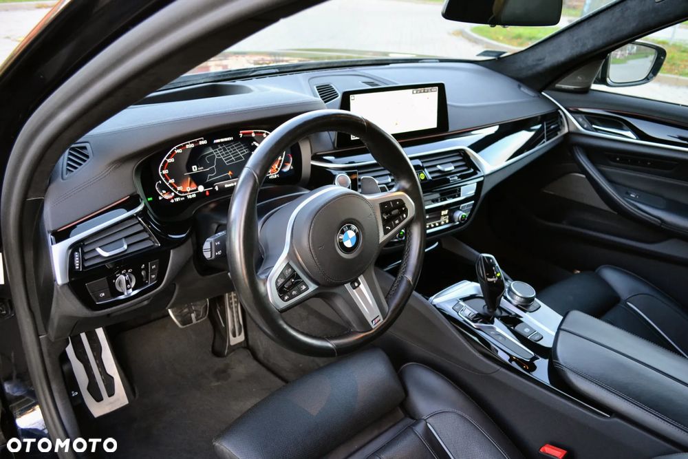 BMW Seria 5 M550i xDrive sport - 22