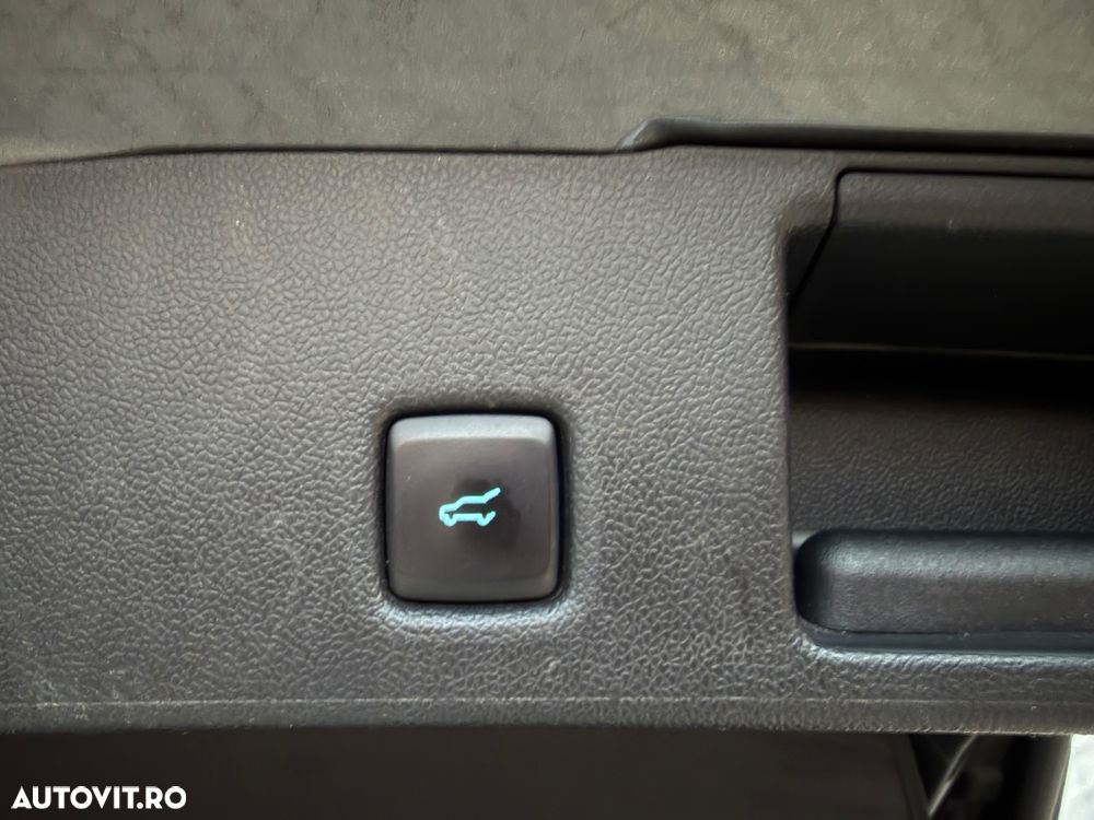 Ford Kuga 2.5 Duratec FHEV 4x4 ST-LINE X - 35