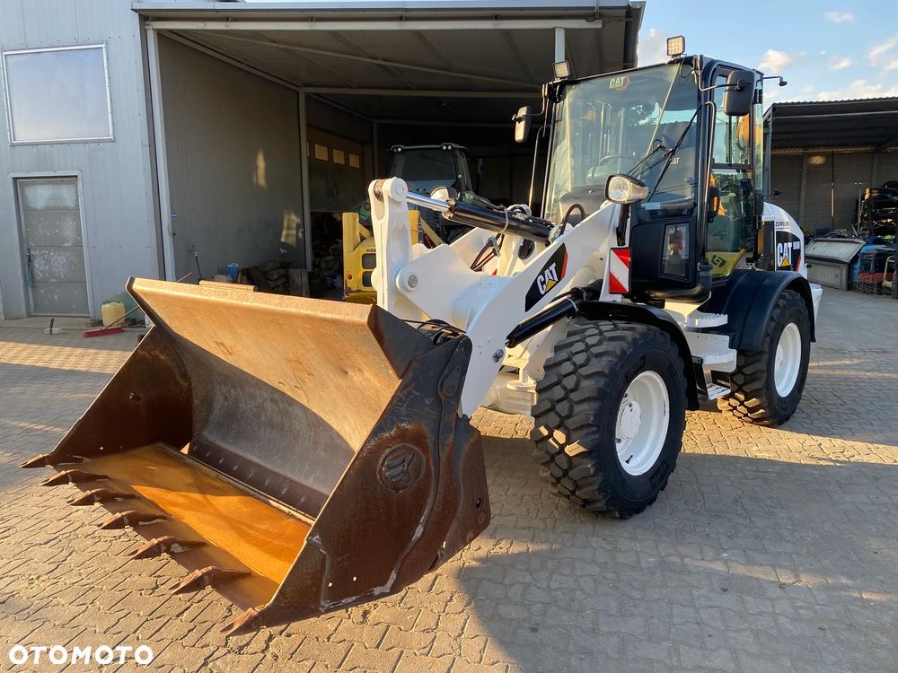 Caterpillar CAT 908M, 2020 ROK, 3500 MTH, ŁYŻKA OTWIERANA + WIDŁY, z NIEMIEC, - 10