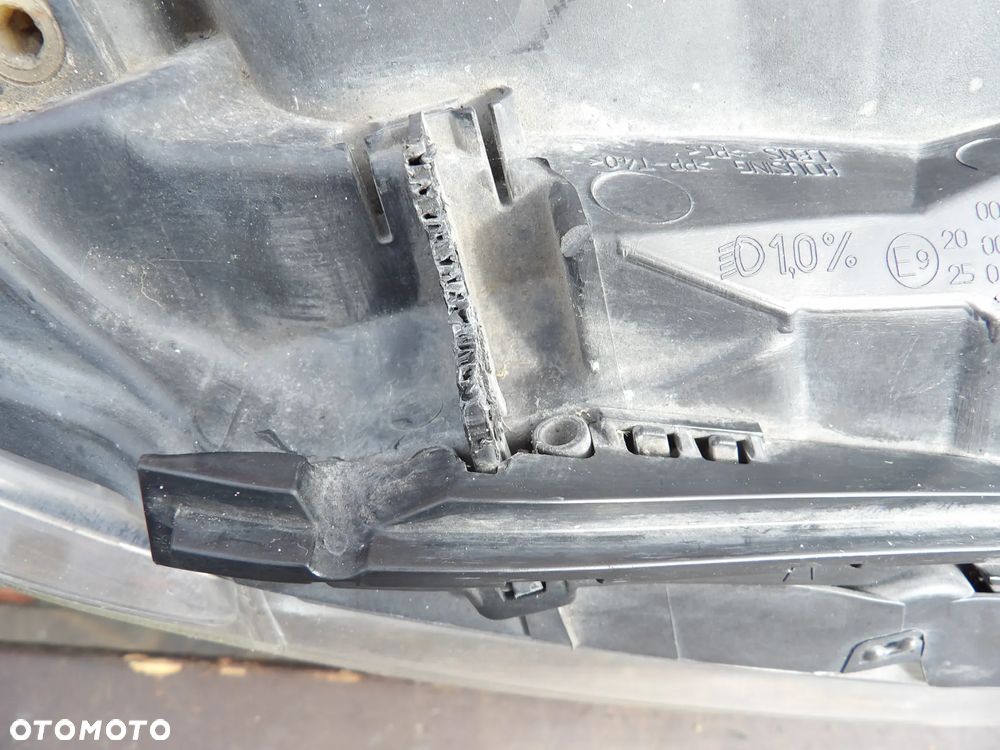 BMW - E87 - PRAWA LAMPA PRZEDNIA - URWANE USZY - UK - 7249652 - 10