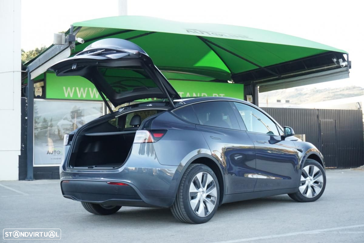 Tesla Model Y - 36