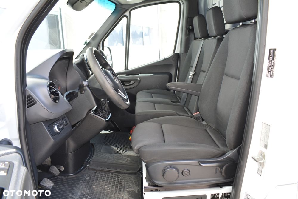 Mercedes-Benz Sprinter 907 319 CDI - 22