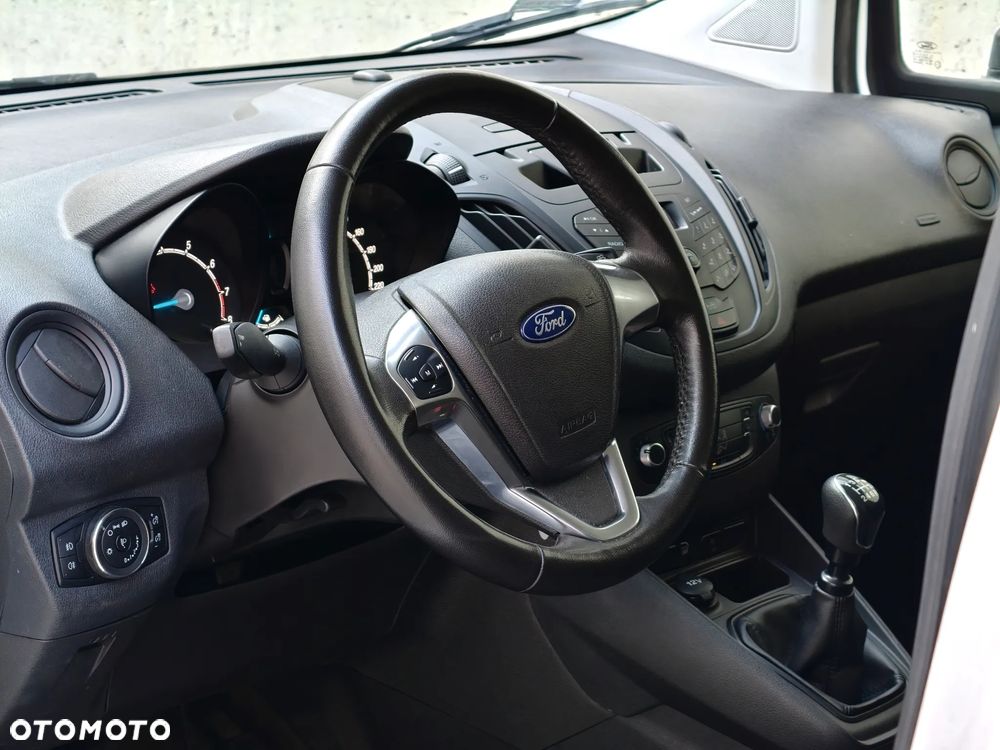 Ford Transit Courier - 21